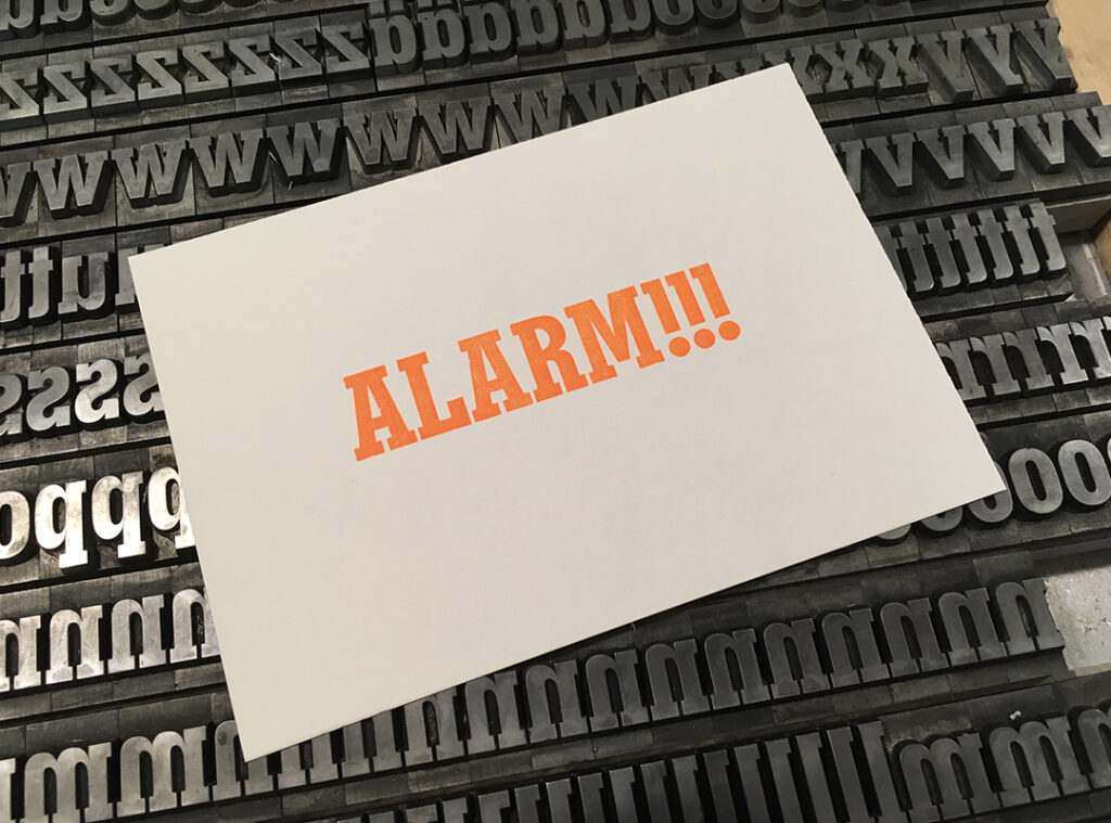 Karte in Bleisatz "Alarm!!!"